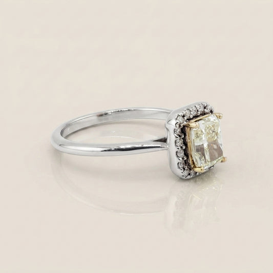 Anillo de Compromiso con Halo con Diamantes en Oro Blanco de 14K