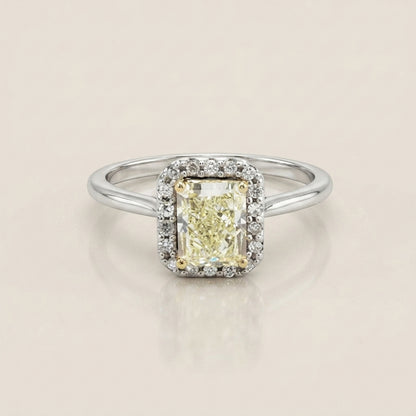 Anillo de Compromiso con Halo con Diamantes en Oro Blanco de 14K
