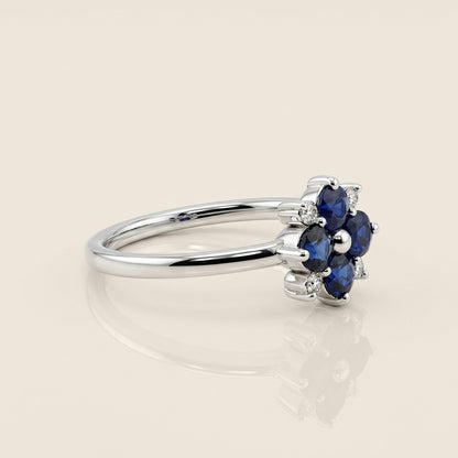 Anillo Flor Trébol con Zafiros y Diamantes en Oro Blanco de 14K