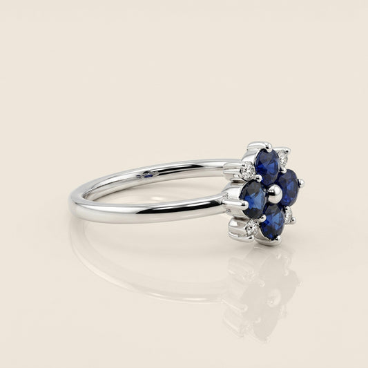 Anillo Flor Trébol con Zafiros y Diamantes en Oro Blanco de 14K
