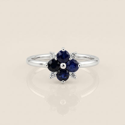 Anillo Flor Trébol con Zafiros y Diamantes en Oro Blanco de 14K