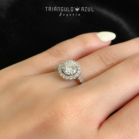 Anillo de Compromiso con Diamante Central de 1.00 CTS + Laterales de 0.51 CTS Total en Oro Blanco de 14K