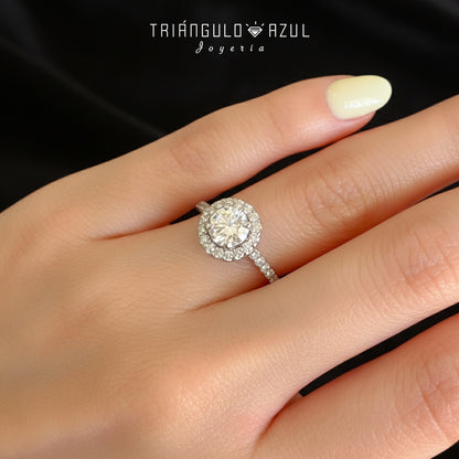 Anillo de Compromiso con Diamante Central de 1.00 CTS H SI1 GIA + Laterales de 0.51 CTS Total en Oro Blanco de 14K