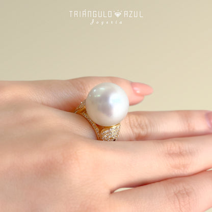 Anillo con Perla de 1.50cm y Diamantes con 1.12 CTS Total en Oro Amarillo de 14K