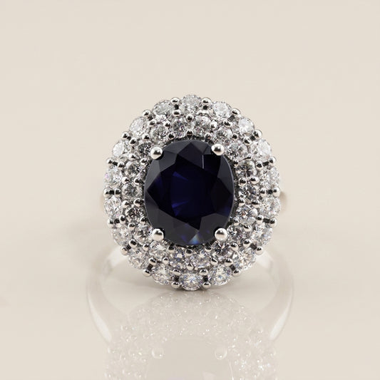 Anillo con Zafiro y Diamantes en Oro Blanco de 14K