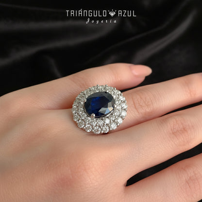 Anillo con Zafiro de 6 CTS y Diamantes de 2.41 CTS Total en Oro Blanco de 14K