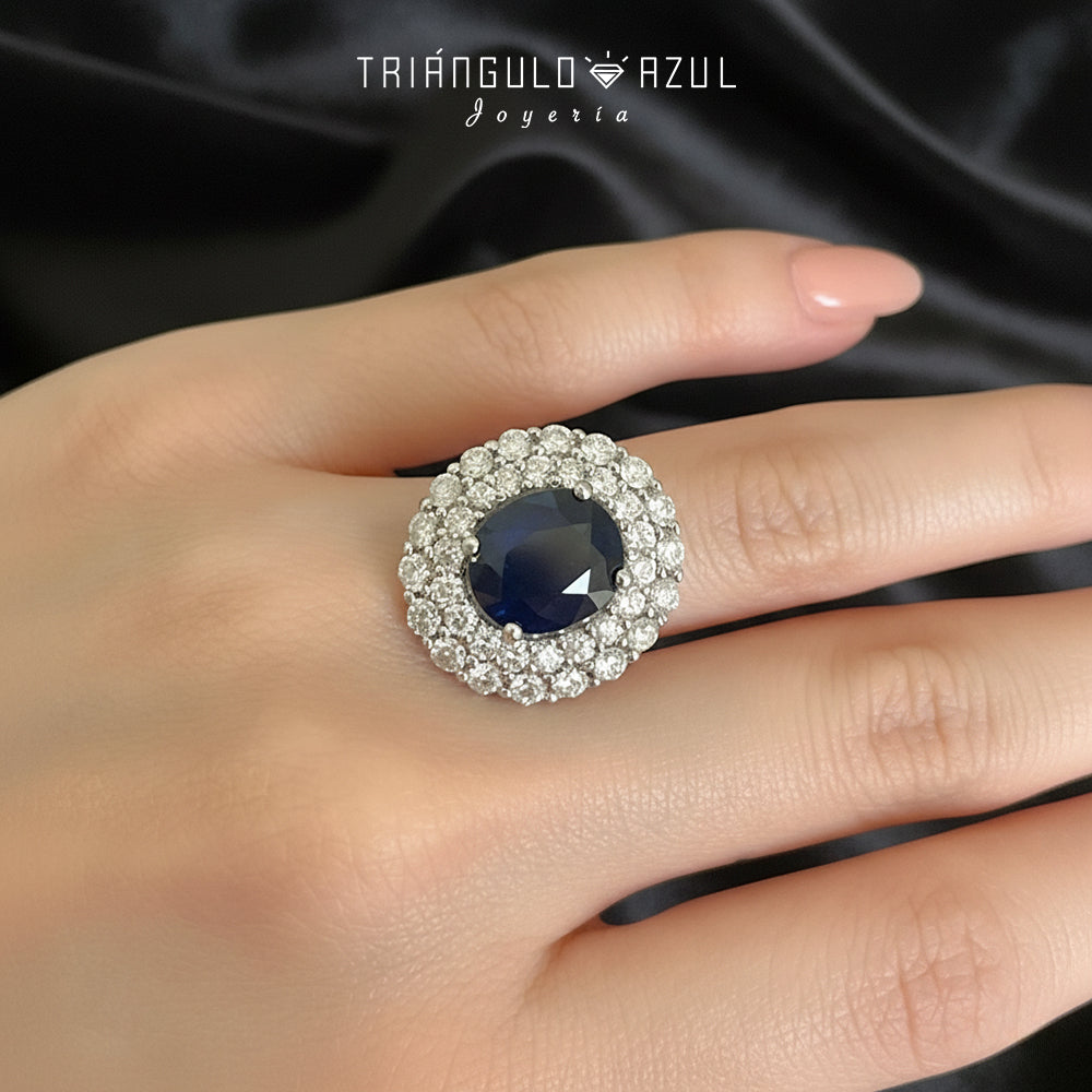Anillo con Zafiro de 6 CTS y Diamantes de 2.41 CTS Total en Oro Blanco de 14K