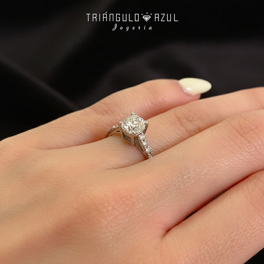 Anillo de Compromiso con Diamante Central de 1.02 CTS + Laterales de 0.51 CTS Total en Oro Blanco de 18K