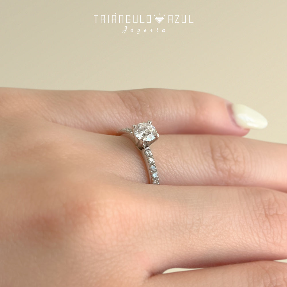 Anillo de Compromiso con Diamante Central de 0.50 CTS + Laterales de 0.16 CTS Total en Oro Blanco de 14K