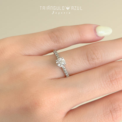 Anillo de Compromiso con Diamante Central de 0.50 CTS + Laterales de 0.16 CTS Total en Oro Blanco de 14K