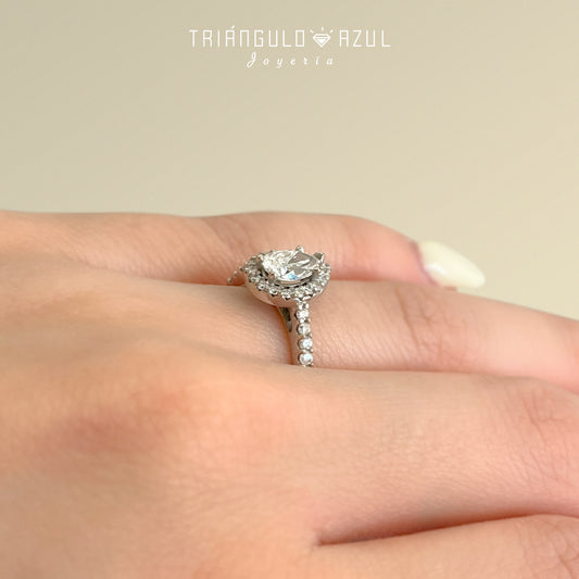 Anillo de Compromiso con Diamante Central de 0.71 CTS + Laterales de 0.40 CTS Total en Oro Blanco de 14K