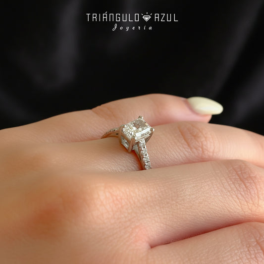 Anillo de Compromiso con Diamante Central de 1.21 CTS + Laterales de 0.53 CTS Total en Oro Blanco de 18K