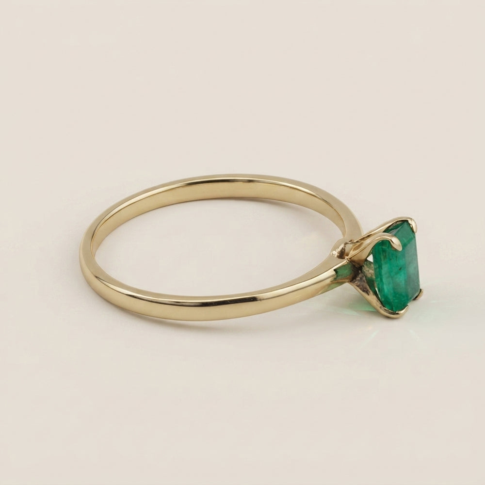 Anillo Solitario de Esmeralda con 0.51 CTS Total en Oro Amarillo de 14K