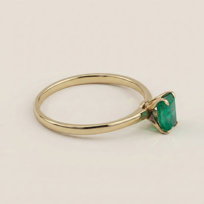 Anillo Solitario de Esmeralda con 0.51 CTS Total en Oro Amarillo de 14K