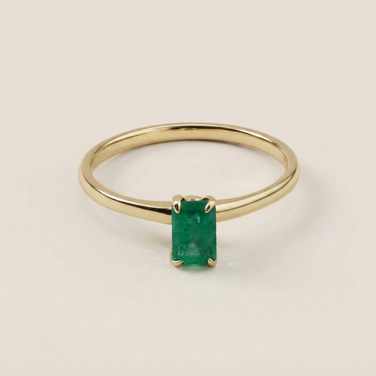 Anillo Solitario de Esmeralda con 0.51 CTS Total en Oro Amarillo de 14K
