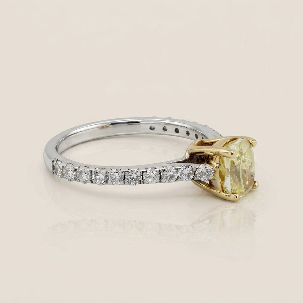 Anillo de Compromiso con Diamante Canario con Laterales en Oro Blanco y Amarillo de 18K