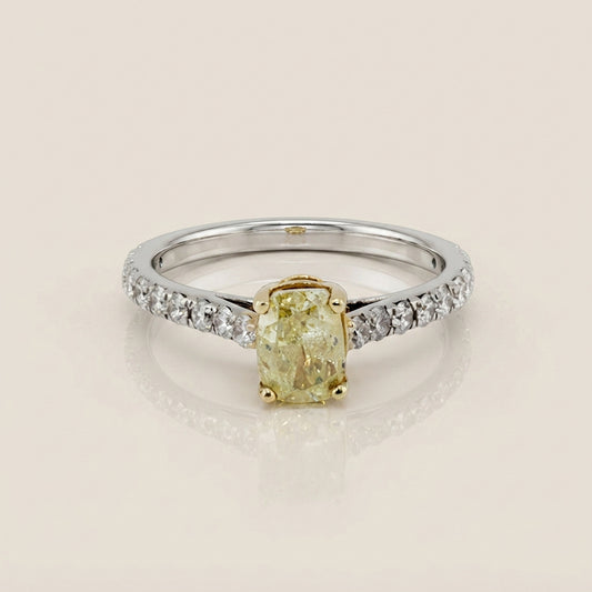 Anillo de Compromiso con Diamante Canario con Laterales en Oro Blanco y Amarillo de 18K