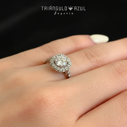 Anillo de Compromiso con Diamante Central de 0.83 CTS + Laterales de 0.42 CTS Total en Oro Blanco de 18K