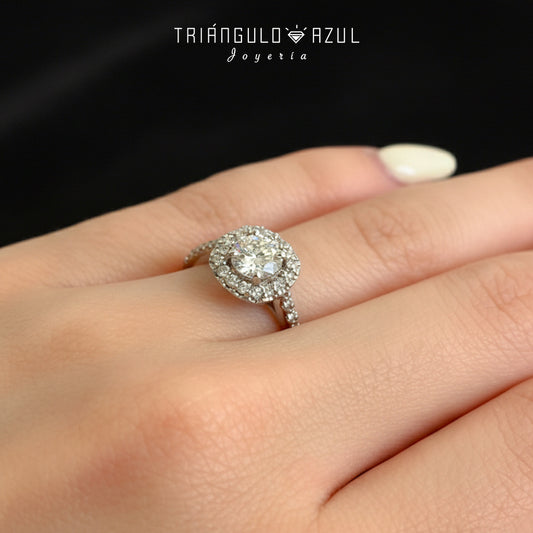 Anillo de Compromiso con Diamante Central de 0.83 CTS + Laterales de 0.42 CTS Total en Oro Blanco de 18K