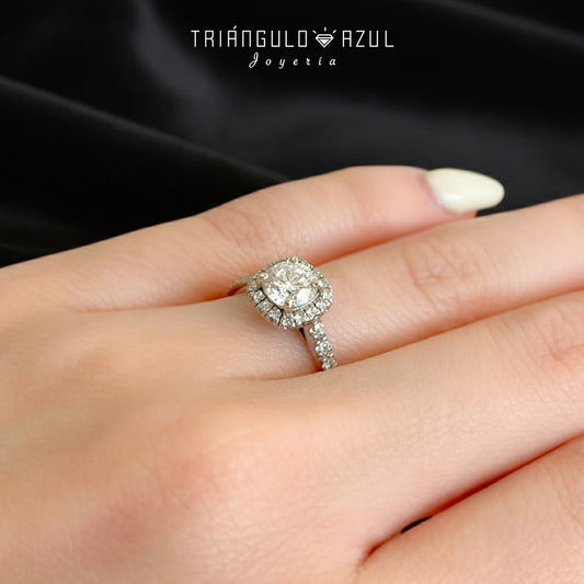 Anillo de Compromiso con Diamante Central de 0.80 CTS + Laterales de 0.56 CTS Total en Oro Blanco de 14K