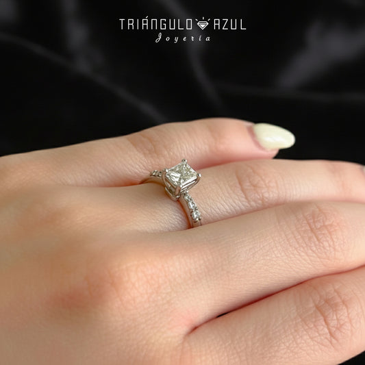 Anillo de Compromiso con Diamante Central de 0.70 CTS + Laterales de 0.13 CTS Total en Oro Blanco de 14K