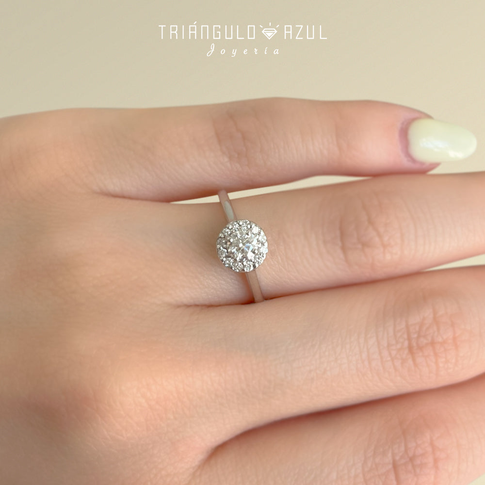 Anillo de Compromiso con Diamante Central de 0.30 CTS + Laterales de 0.12 CTS Total en Oro Blanco de 14K