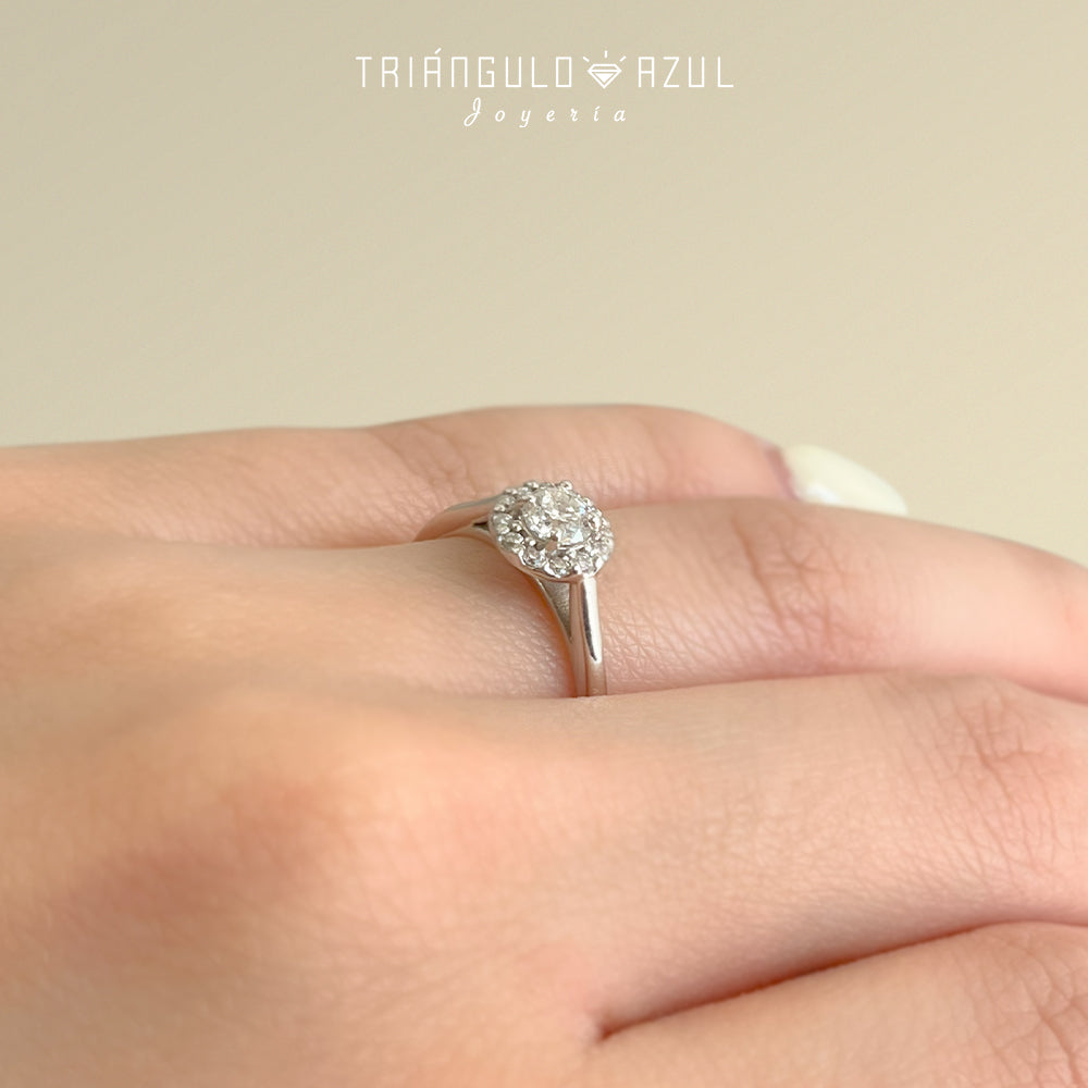 Anillo de Compromiso con Diamante Central de 0.30 CTS + Laterales de 0.12 CTS Total en Oro Blanco de 14K