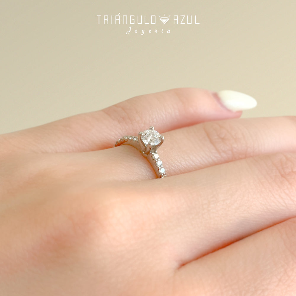 Anillo de Compromiso con Diamante Central de 0.30 CTS + Laterales de 0.28 CTS Total en Oro Blanco de 14K