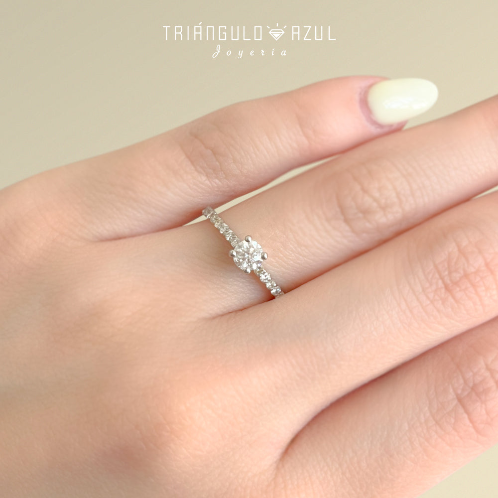 Anillo de Compromiso con Diamante Central de 0.30 CTS + Laterales de 0.28 CTS Total en Oro Blanco de 14K