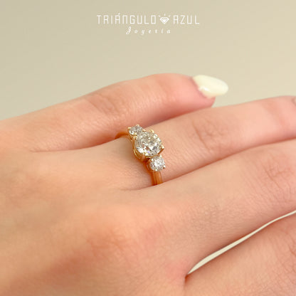 Anillo de Compromiso con Diamante Central de 0.80 CTS + Laterales de 0.28 CTS Total en Oro Amarillo de 14K