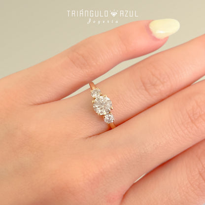 Anillo de Compromiso con Diamante Central de 0.80 CTS + Laterales de 0.28 CTS Total en Oro Amarillo de 14K