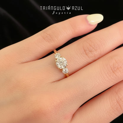 Anillo de Compromiso con Diamante Central de 0.80 CTS + Laterales de 0.28 CTS Total en Oro Amarillo de 14K