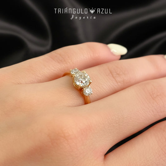 Anillo de Compromiso con Diamante Central de 0.80 CTS + Laterales de 0.28 CTS Total en Oro Amarillo de 14K