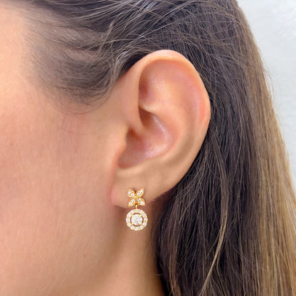 Aretes Flor de Diamantes con 0.95 CTS Total en Oro Amarillo de 14K