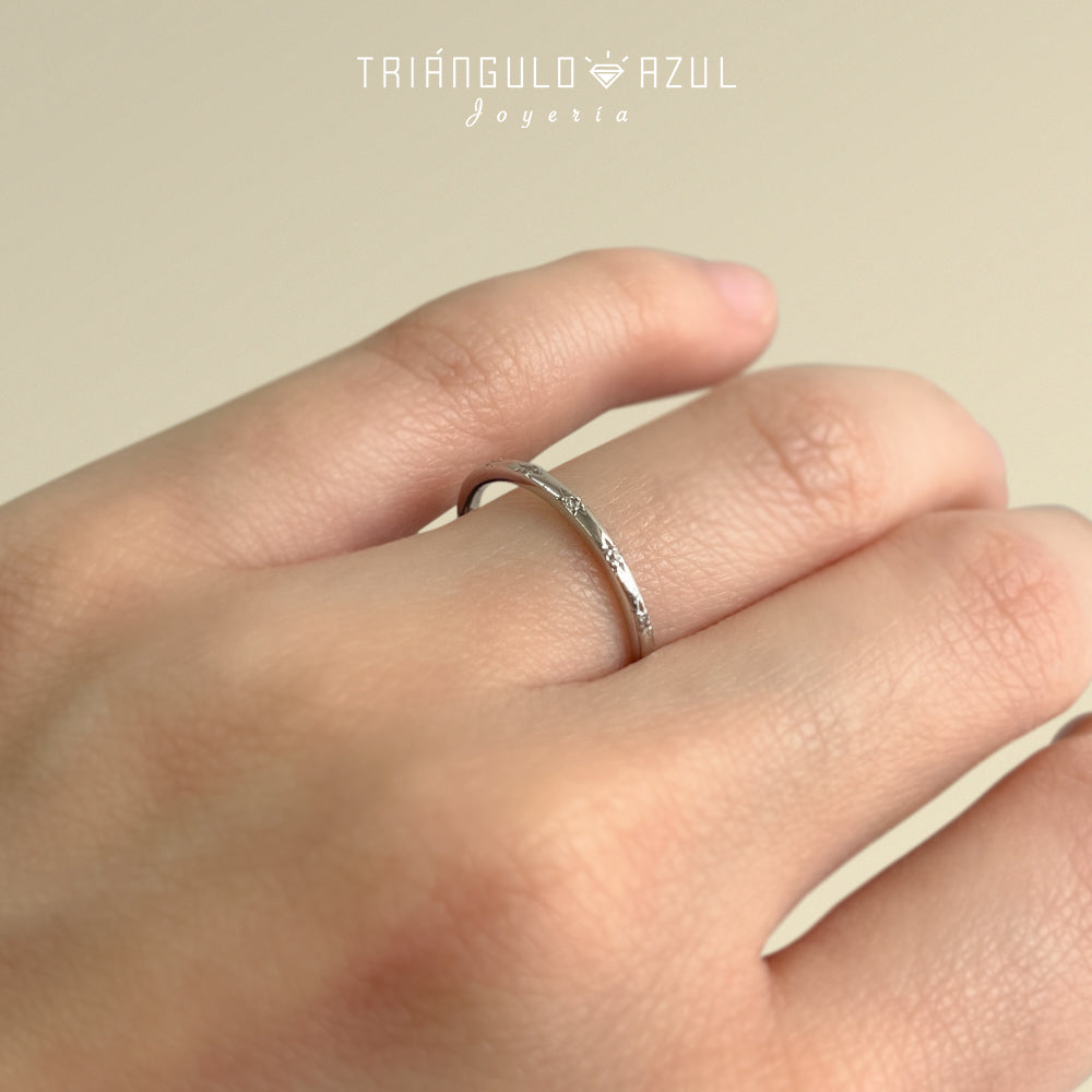 Churumbela de Diamantes con 0.04 CTS Total en Oro Blanco de 14K