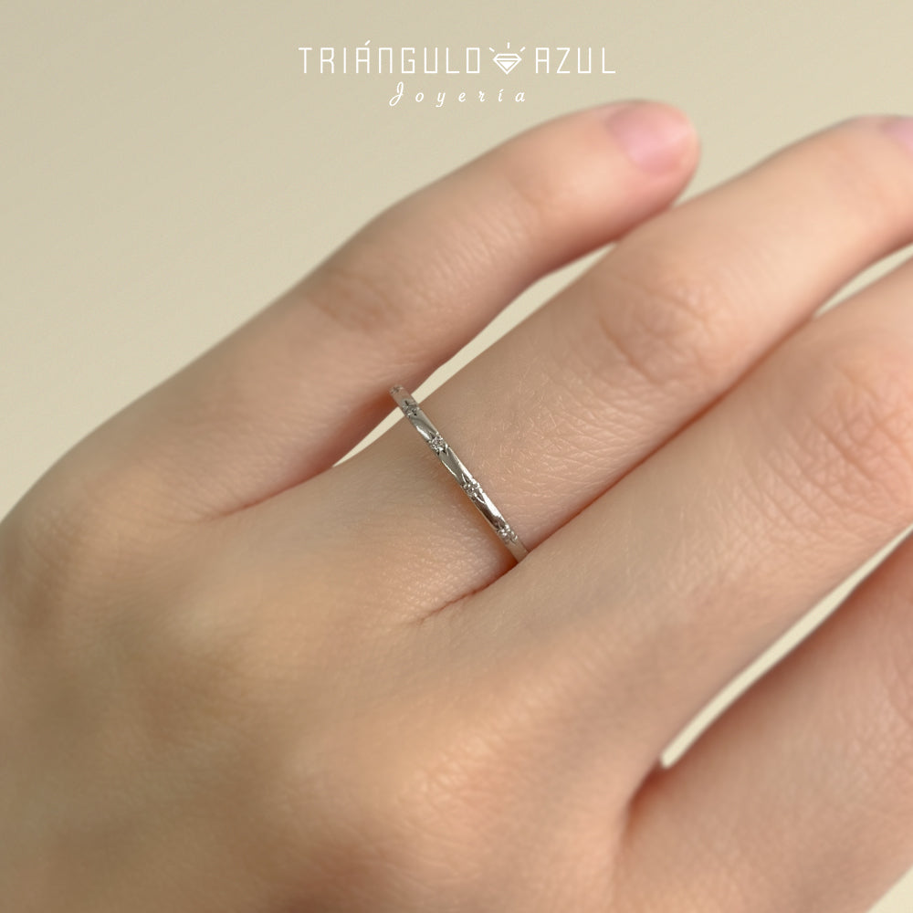 Churumbela de Diamantes con 0.04 CTS Total en Oro Blanco de 14K