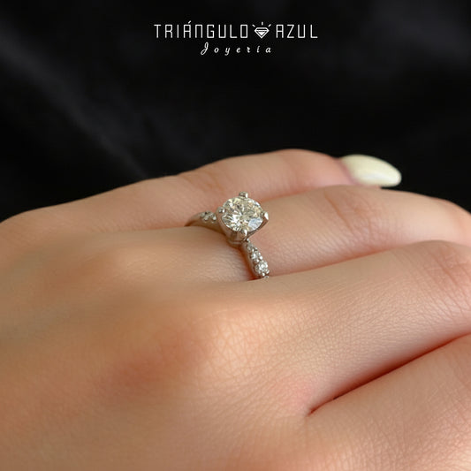 Anillo de Compromiso con Diamante Central de 0.81 CTS + Laterales de 0.11 CTS Total en Oro Blanco de 14K