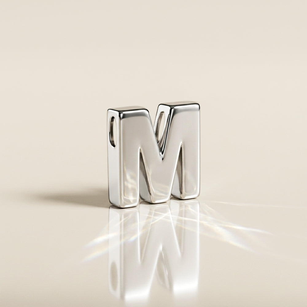 Dije Letra M en Oro Blanco de 14K