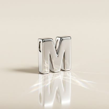 Dije Letra M en Oro Blanco de 14K