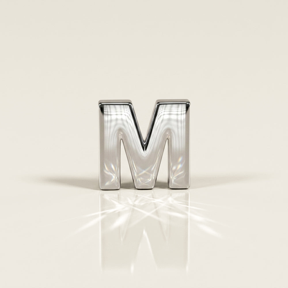 Dije Letra M en Oro Blanco de 14K