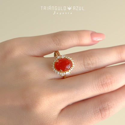 Anillo Vintage con Ópalo Naranja Cabujón y Diamantes con 0.50 CTS Total en Oro Amarillo de 14K