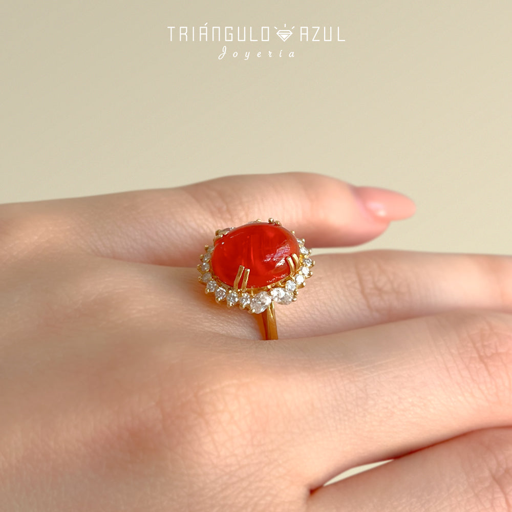 Anillo Vintage con Ópalo Naranja Cabujón y Diamantes con 0.50 CTS Total en Oro Amarillo de 14K