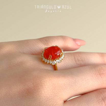 Anillo Vintage con Ópalo Naranja Cabujón y Diamantes con 0.50 CTS Total en Oro Amarillo de 14K