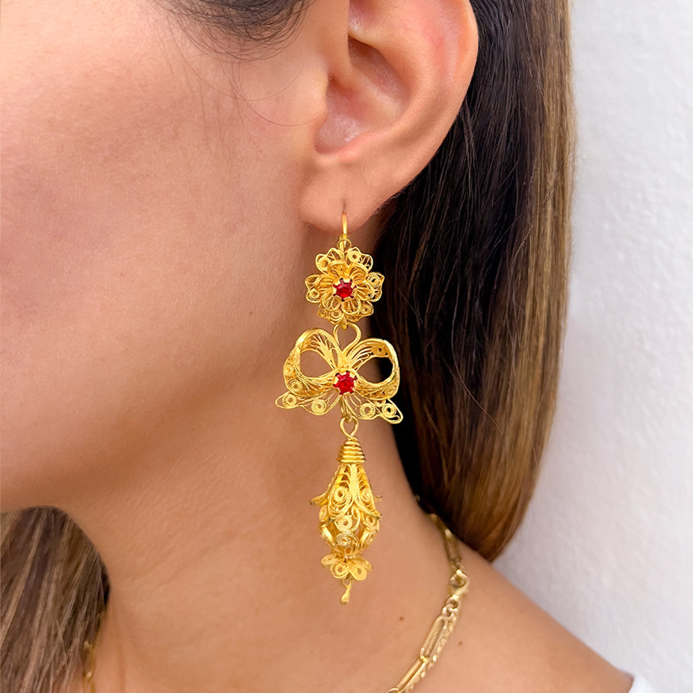 Aretes de Filigrana Candelabros con Circonias Rojas en Oro Amarillo de 9K