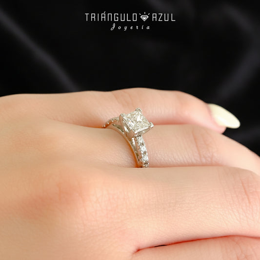Anillo de Compromiso con Diamante Central de 1.03 CTS + Laterales de 0.30 CTS Total en Oro Blanco de 14K