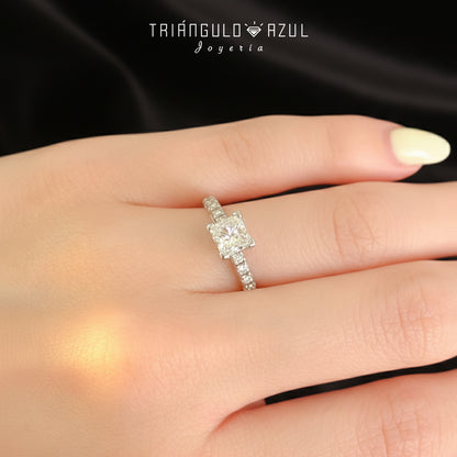 Anillo de Compromiso con Diamante Central de 1.03 CTS + Laterales de 0.30 CTS Total en Oro Blanco de 14K