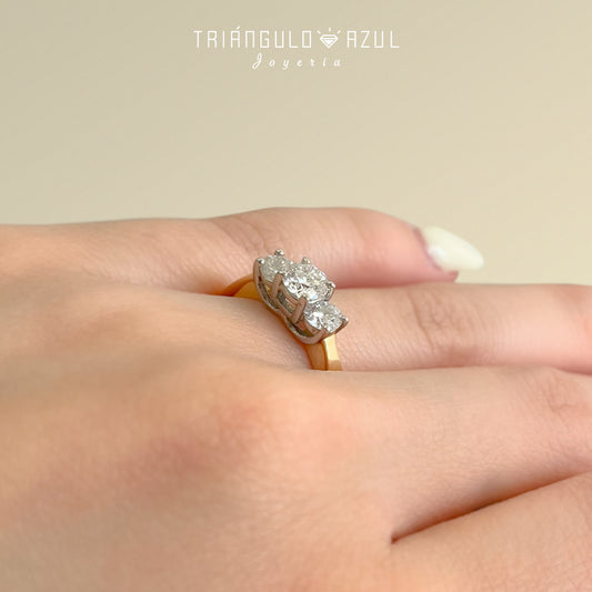 Anillo de Compromiso con Diamante Central de 0.50 CTS + Laterales de 0.50 CTS Total en Oro Amarillo y Blanco de 14K
