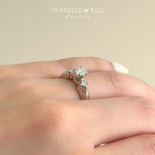 Anillo de Compromiso con Diamante Central de 0.40 CTS + Laterales de 0.16 CTS Total en Oro Blanco de 14K