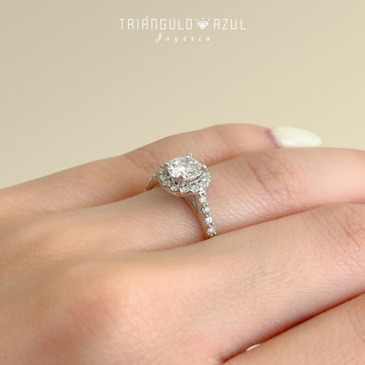 Anillo de Compromiso con Diamante Central de 0.71 CTS + Laterales de 0.40 CTS Total en Oro Blanco de 14K