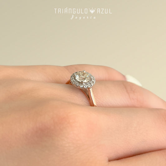Anillo de Compromiso con Diamante Central de 0.70 CTS + Laterales de 0.16 CTS en Oro Rosa y Blanco de 14K